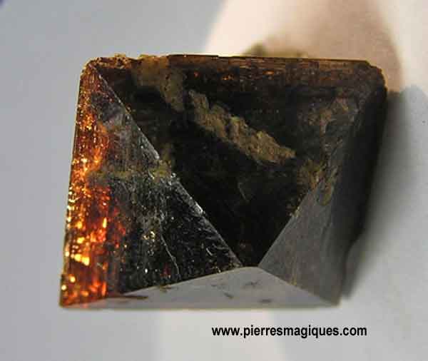 Les scientifiques confirment que le cristal de zircon est plus âgé que l’écorce terrestre