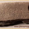 Découverte d’une pierre portant des symboles runiques énigmatiques